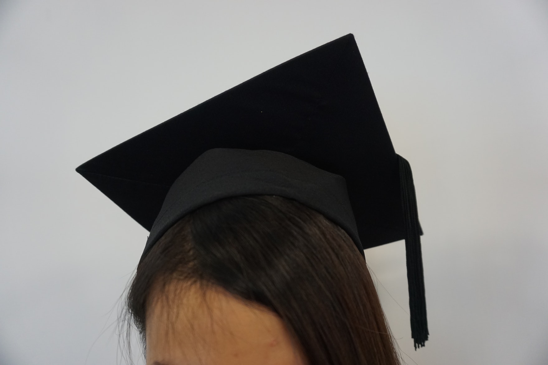 圖為錯誤示範，畢業帽尖端應移向正前方，帽穗應放在帽邊左前方。（資料圖片）